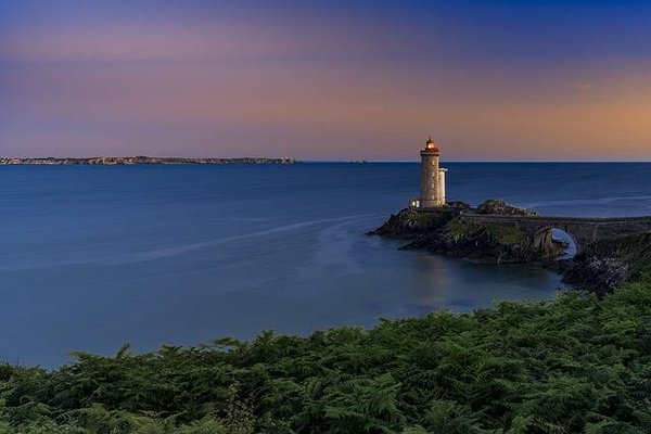 Quelles sont les astuces pour trouver un emplacement de camping pas cher en Bretagne ?