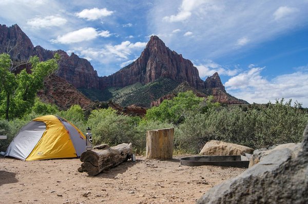 Quels sont les critères à prendre en compte pour réserver un emplacement de camping dans les Hautes-Alpes ?