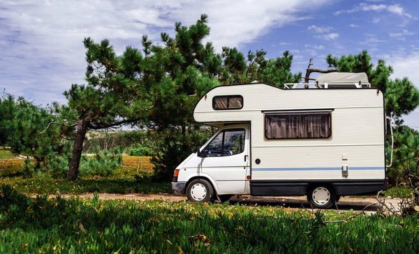 Quelles sont les dimensions minimales pour un emplacement de camping pour camping-car à Arcachon ?