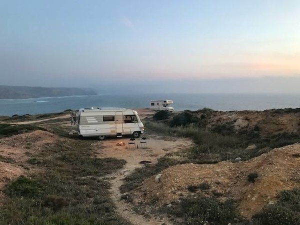 Quels sont les emplacements de camping adaptés aux groupes au Pays basque ?