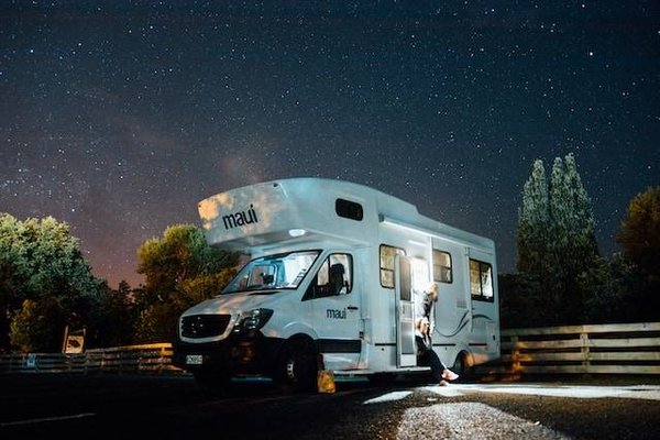 Quels sont les critères pour choisir un camping avec emplacement pour camping-cars et sanitaire privé ?