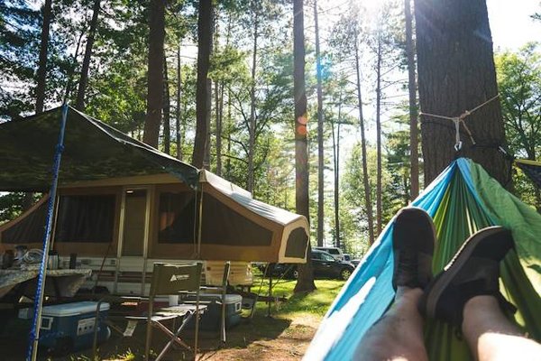 Découvrez les Meilleurs Emplacements pour Planter votre Tente dans l'Aude : Un Guide pour Campeurs Aventureux