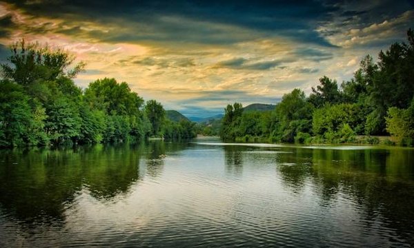 Guide des Meilleurs Emplacements pour Planter votre Tente près d'Anduze dans les Cévennes