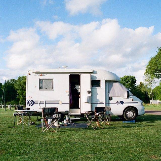 Le confort en liberté : Camping-car naturiste dans un domaine naturiste avec aire de service et sanitaires adaptés