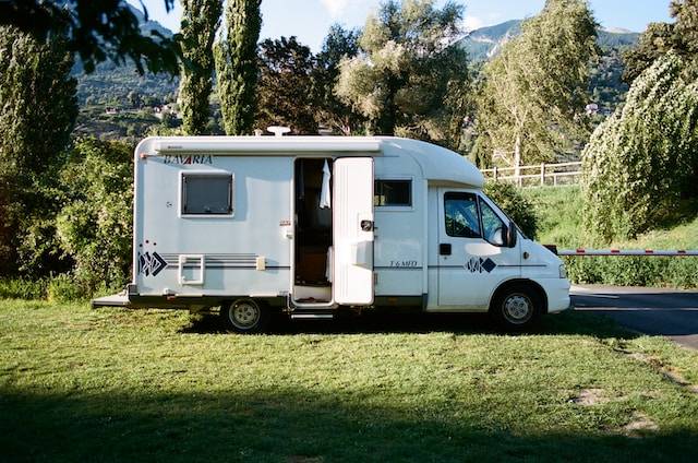 Comment choisir un emplacement de camping suffisamment large pour votre camping-car en Ardèche ?