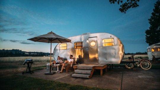Où trouver un emplacement de camping adapté aux camping-cars dans la Drôme ?