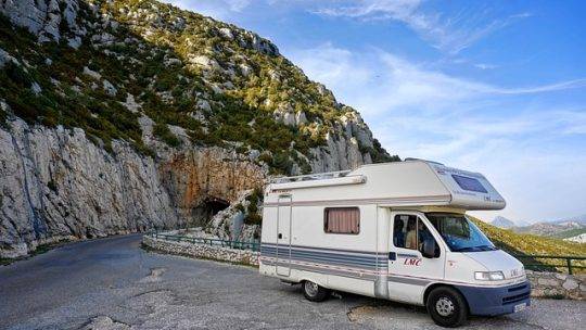 Comment choisir un emplacement adapté aux camping cars dans un camping naturiste ?