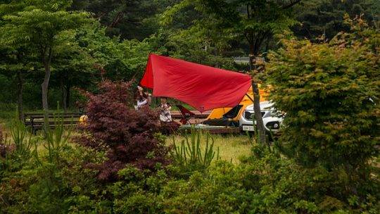 Quels sont les avantages des emplacements de camping-cars avec sanitaire privé dans le sud de la France ?